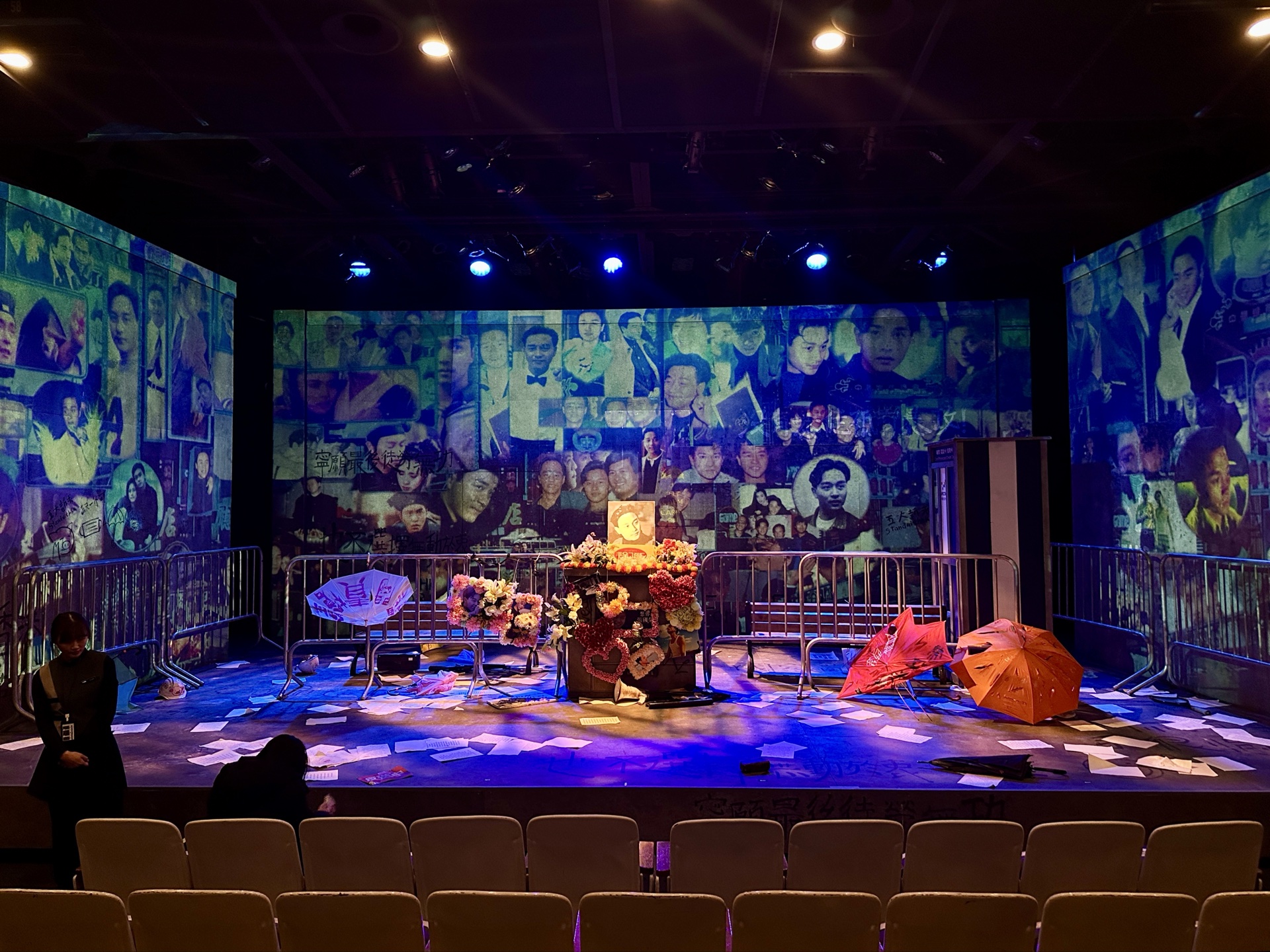Watch a small theater play with an actor and walk around Daehak-ro 2
