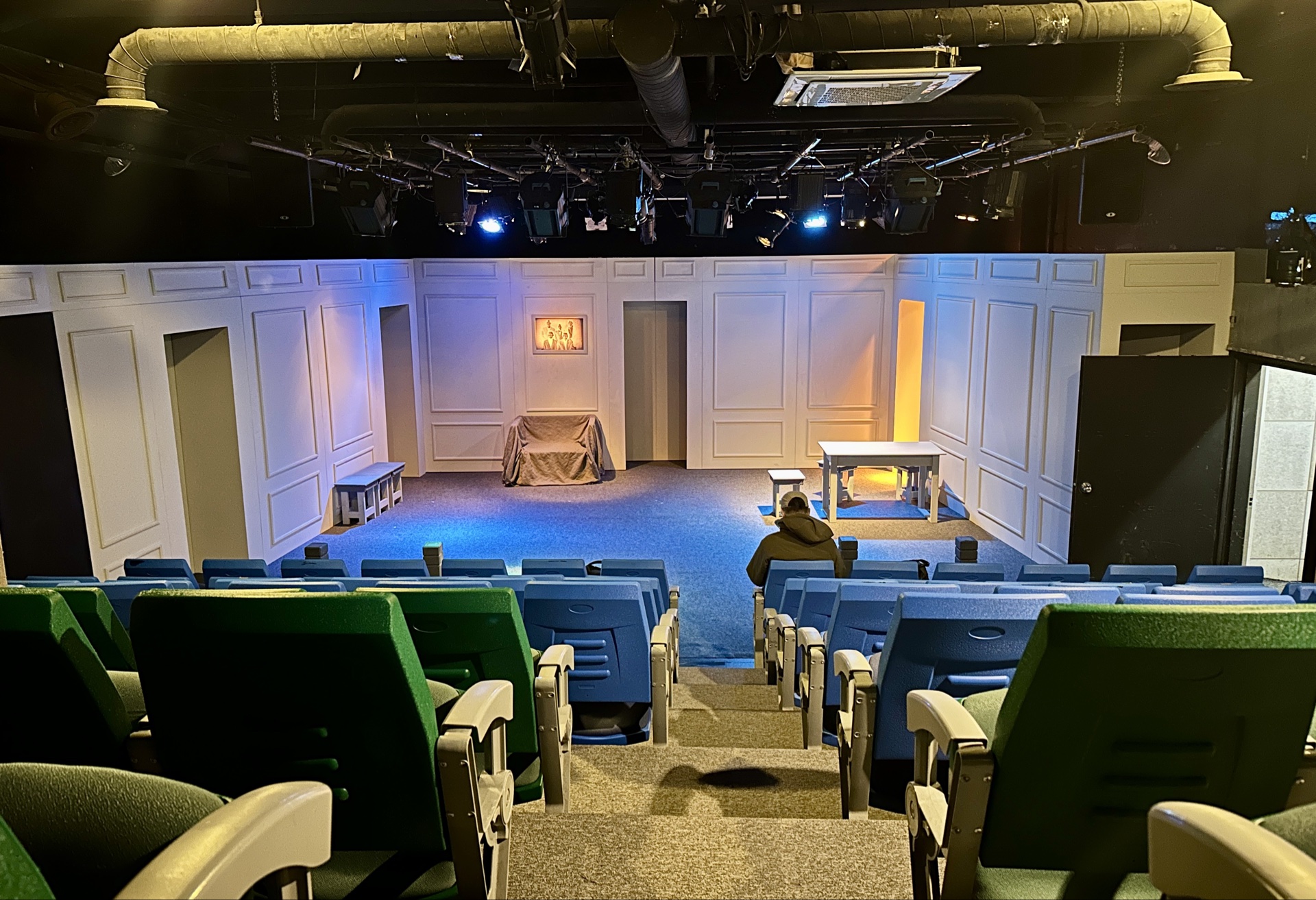 Watch a small theater play with an actor and walk around Daehak-ro 4