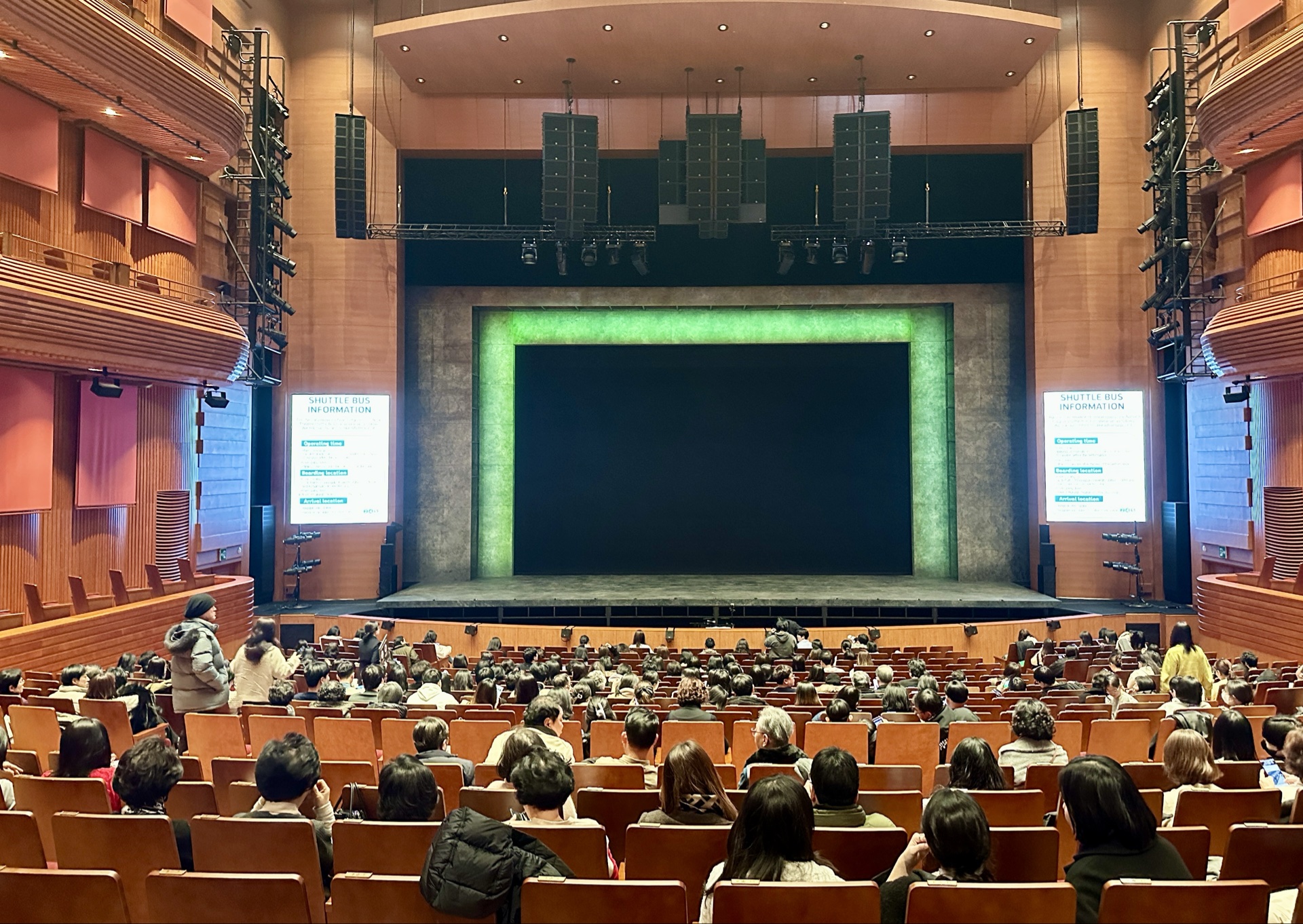 Watch a small theater play with an actor and walk around Daehak-ro 6